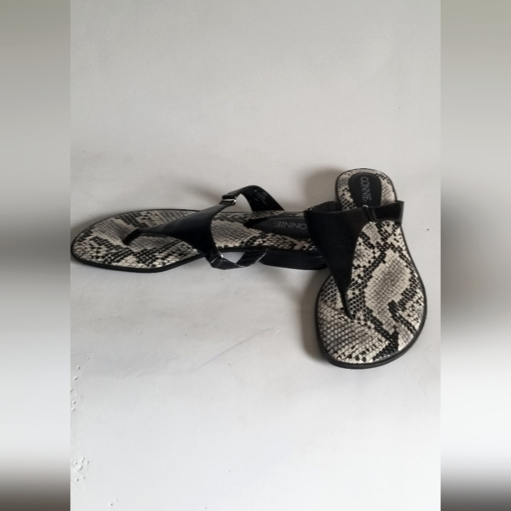 Women's Connie black thong sandals silver hardware Sz9M 1/2 inch flat heel
